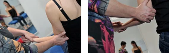 Twee foto's van een therapeut die een arm en een schouder behandelt