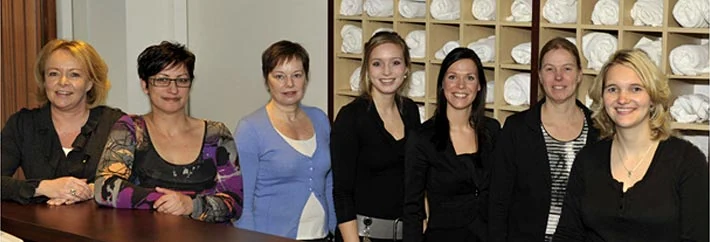 Het team van Fysiobouts achter de balie in de praktijk